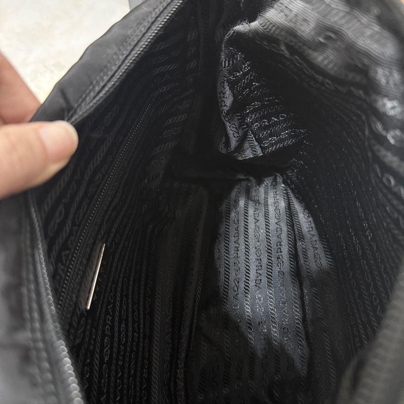 9新以上✨專櫃六萬🖤黑色prada尼龍郵差包 斜背包-26