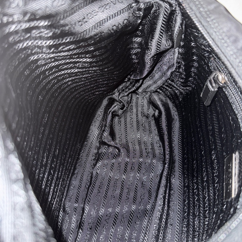 9新以上✨專櫃六萬🖤黑色prada尼龍郵差包 斜背包-27