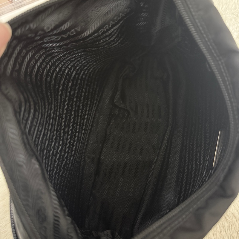 9新以上✨專櫃六萬🖤黑色prada尼龍郵差包 斜背包-28