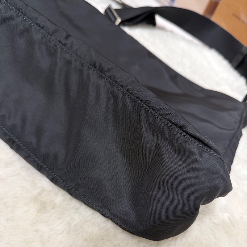 9新以上✨專櫃六萬🖤黑色prada尼龍郵差包 斜背包-29