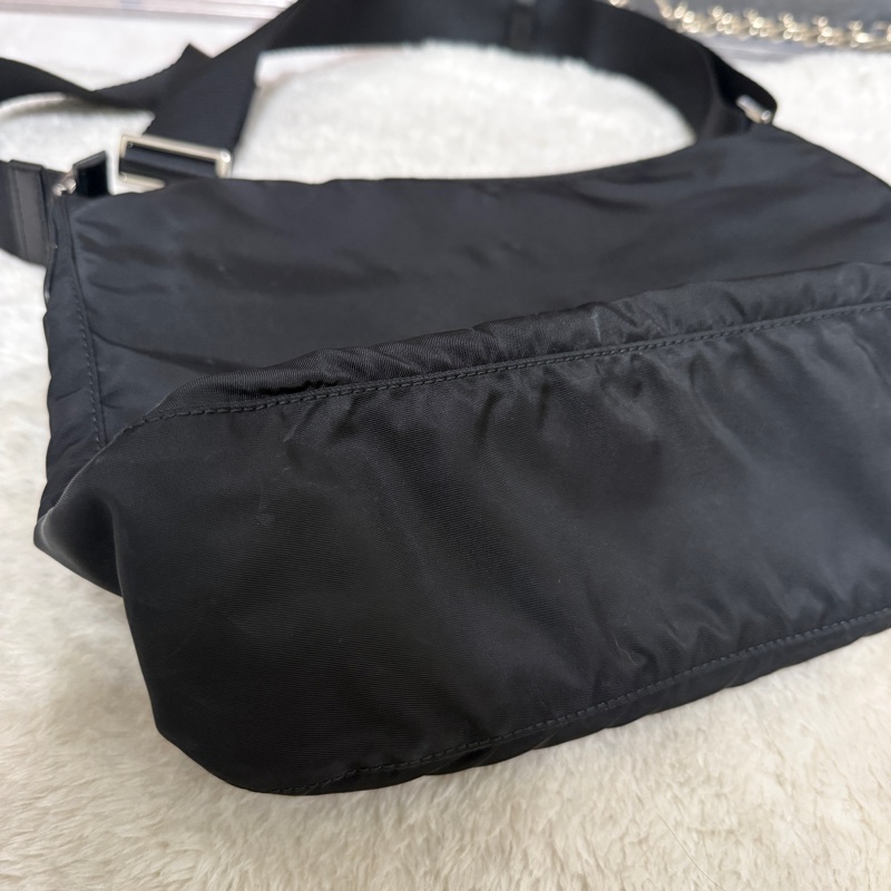 9新以上✨專櫃六萬🖤黑色prada尼龍郵差包 斜背包-30