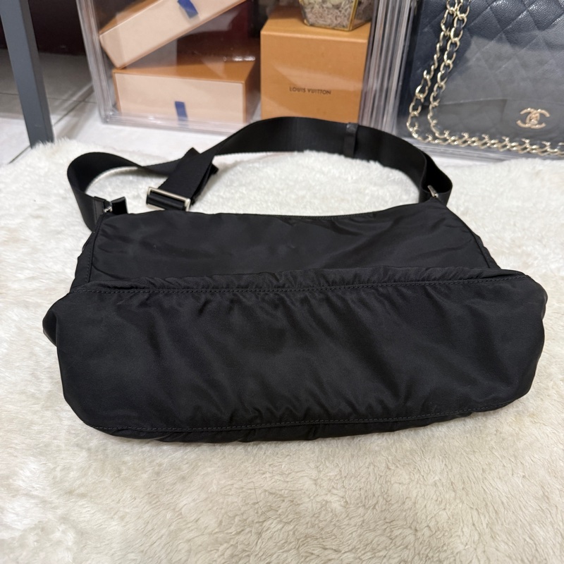 9新以上✨專櫃六萬🖤黑色prada尼龍郵差包 斜背包-31