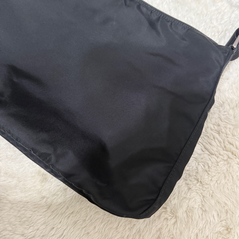 9新以上✨專櫃六萬🖤黑色prada尼龍郵差包 斜背包-32