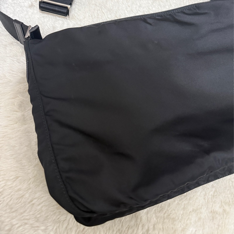 9新以上✨專櫃六萬🖤黑色prada尼龍郵差包 斜背包-33