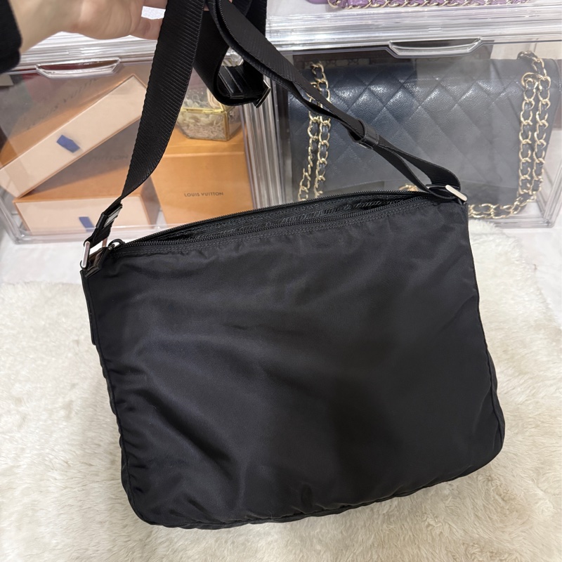 9新以上✨專櫃六萬🖤黑色prada尼龍郵差包 斜背包-35