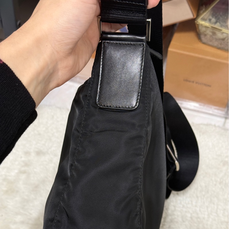 9新以上✨專櫃六萬🖤黑色prada尼龍郵差包 斜背包-36