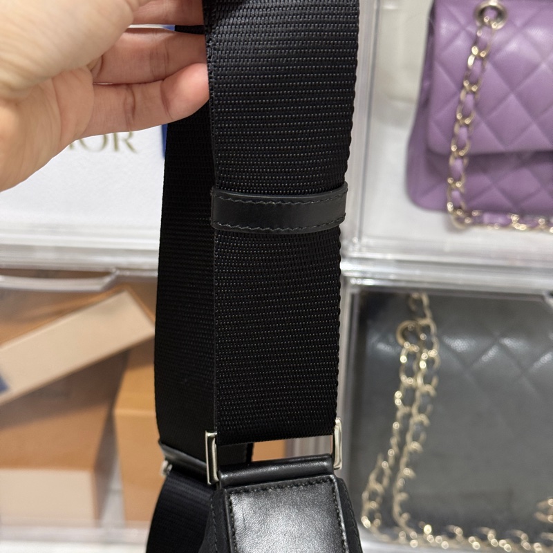 9新以上✨專櫃六萬🖤黑色prada尼龍郵差包 斜背包-41