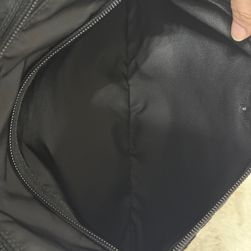 9新以上✨專櫃六萬🖤黑色prada尼龍郵差包 斜背包-46