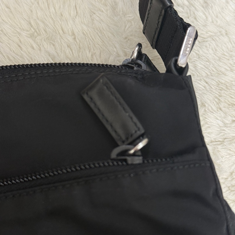 9新以上✨專櫃六萬🖤黑色prada尼龍郵差包 斜背包-51