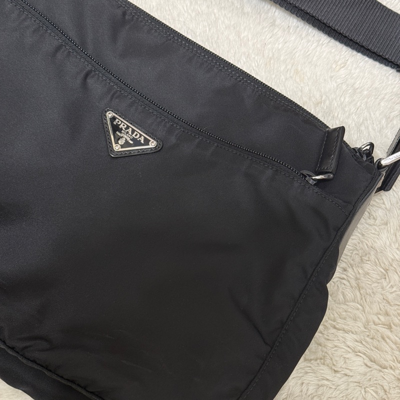 9新以上✨專櫃六萬🖤黑色prada尼龍郵差包 斜背包-53