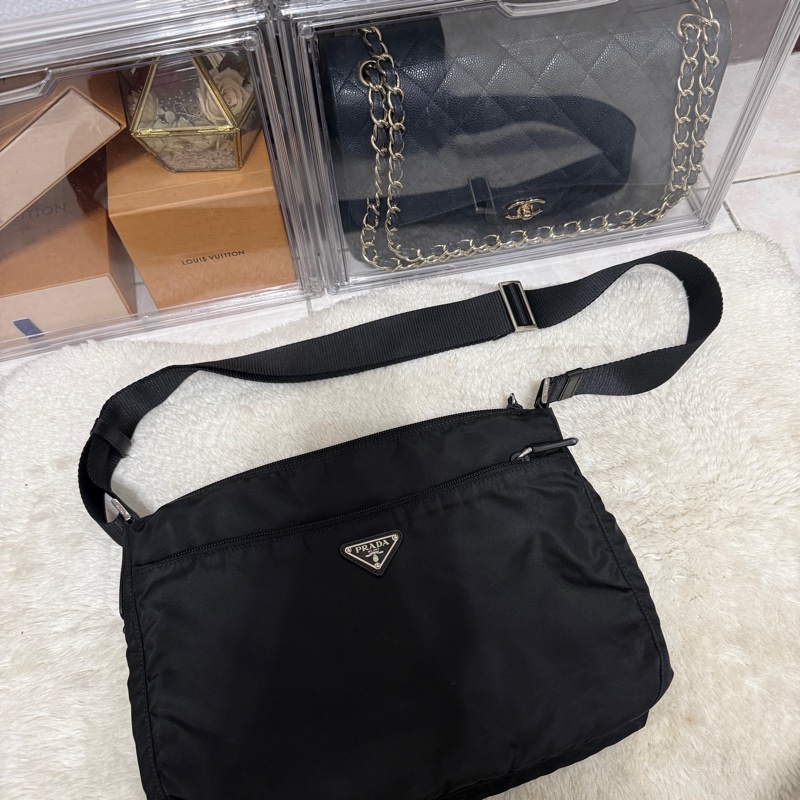 9新以上✨專櫃六萬🖤黑色prada尼龍郵差包 斜背包-56