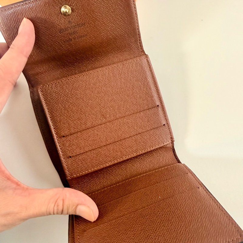 ✔️LV Louis Vuitton 路易威登 Monogram M61652 原花金扣三折零錢短夾-3