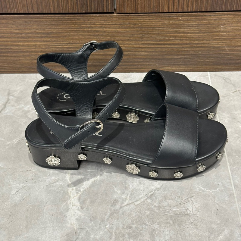 CHANEL香奈兒 黑色涼鞋 鞋邊一圈山茶花裝飾 一字扣帶 女款 38碼-1