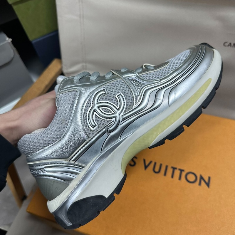 CHANE香奈兒 皮革徽標銀角大王運動休閒鞋 白銀色  36.5碼-0