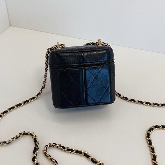 芯片款 香奈兒/Chanel  黑金書包扣皮穿鏈小方盒子化粧盒-1