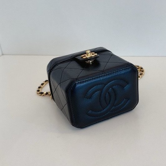 芯片款 香奈兒/Chanel  黑金書包扣皮穿鏈小方盒子化粧盒-4