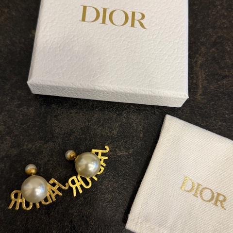 Dior珍珠大logo耳環