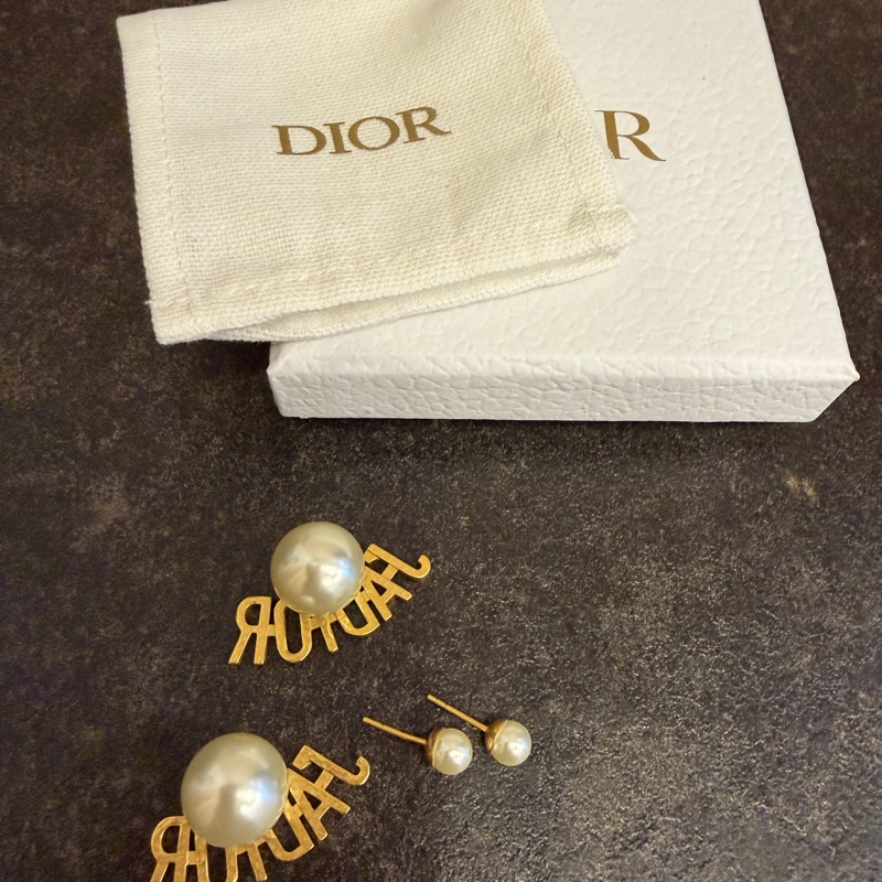 Dior珍珠大logo耳環-10