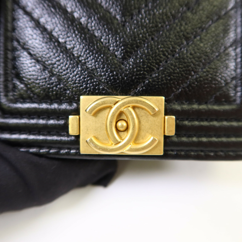 CHANEL 牛皮皮革Boy Belt Bag金扣鏈帶腰包-10