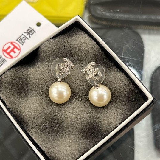 東區正精品㊣CHANEL A36138 香奈兒銀色水鑽雙C LOGO珍珠垂吊耳環 RZ6195-0