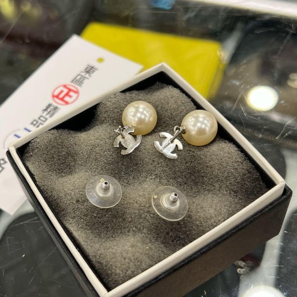 東區正精品㊣CHANEL A36138 香奈兒銀色水鑽雙C LOGO珍珠垂吊耳環 RZ6195-2