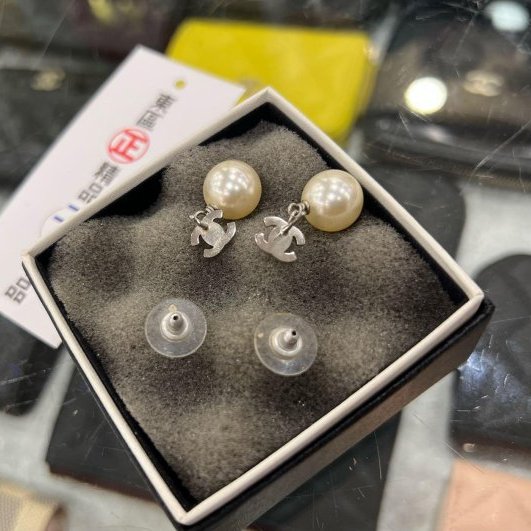 東區正精品㊣CHANEL A36138 香奈兒銀色水鑽雙C LOGO珍珠垂吊耳環 RZ6195-5