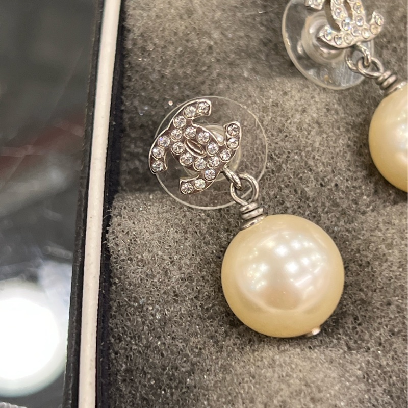 東區正精品㊣CHANEL A36138 香奈兒銀色水鑽雙C LOGO珍珠垂吊耳環 RZ6195-7