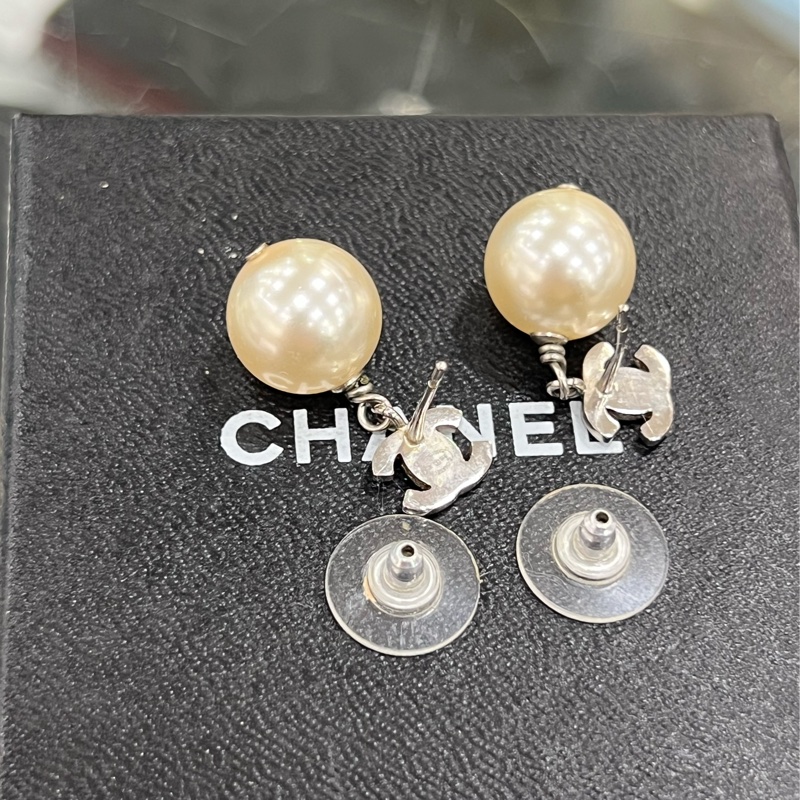 東區正精品㊣CHANEL A36138 香奈兒銀色水鑽雙C LOGO珍珠垂吊耳環 RZ6195-9
