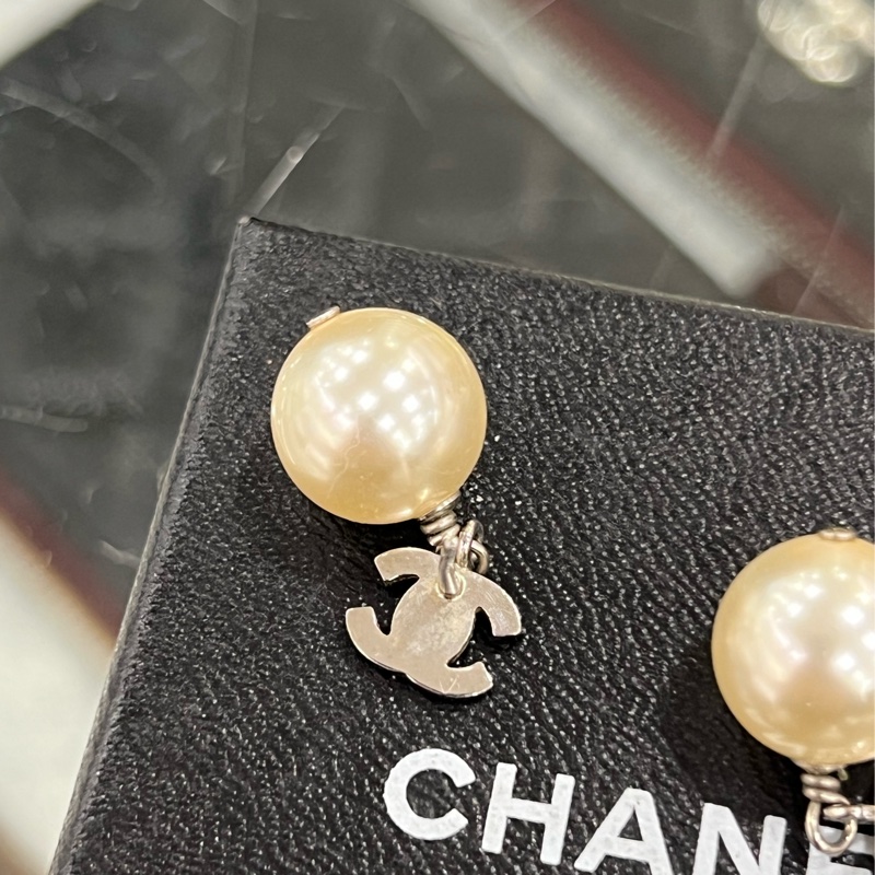 東區正精品㊣CHANEL A36138 香奈兒銀色水鑽雙C LOGO珍珠垂吊耳環 RZ6195-10