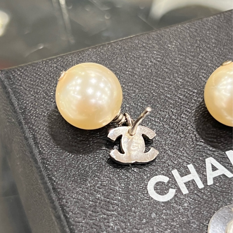 東區正精品㊣CHANEL A36138 香奈兒銀色水鑽雙C LOGO珍珠垂吊耳環 RZ6195-11