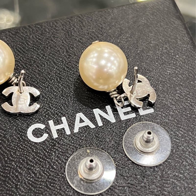 東區正精品㊣CHANEL A36138 香奈兒銀色水鑽雙C LOGO珍珠垂吊耳環 RZ6195-12