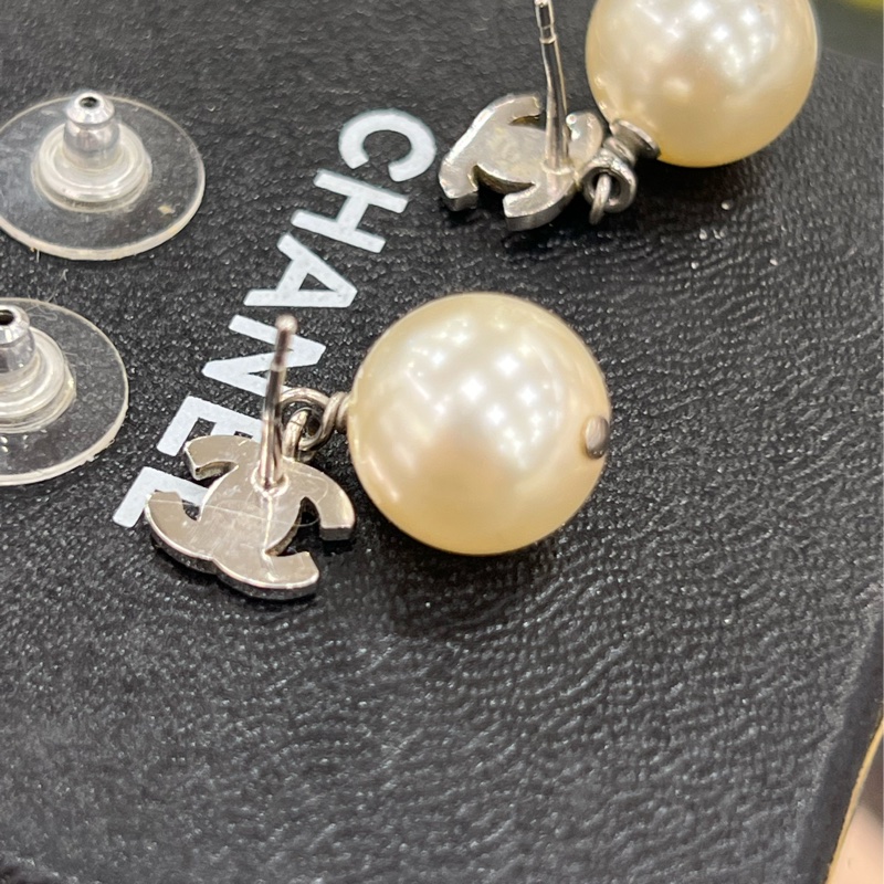 東區正精品㊣CHANEL A36138 香奈兒銀色水鑽雙C LOGO珍珠垂吊耳環 RZ6195-13