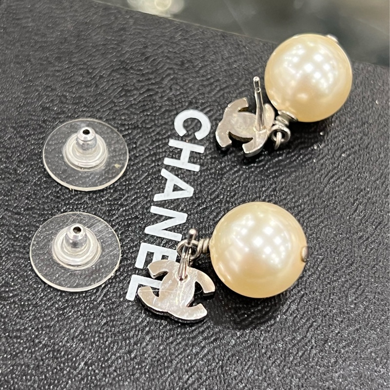 東區正精品㊣CHANEL A36138 香奈兒銀色水鑽雙C LOGO珍珠垂吊耳環 RZ6195-14