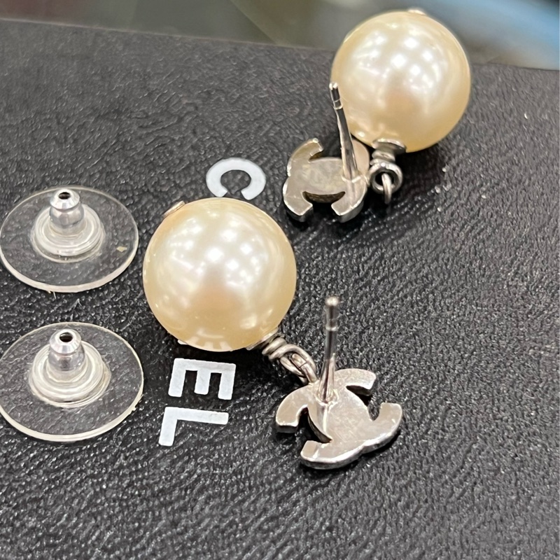 東區正精品㊣CHANEL A36138 香奈兒銀色水鑽雙C LOGO珍珠垂吊耳環 RZ6195-15