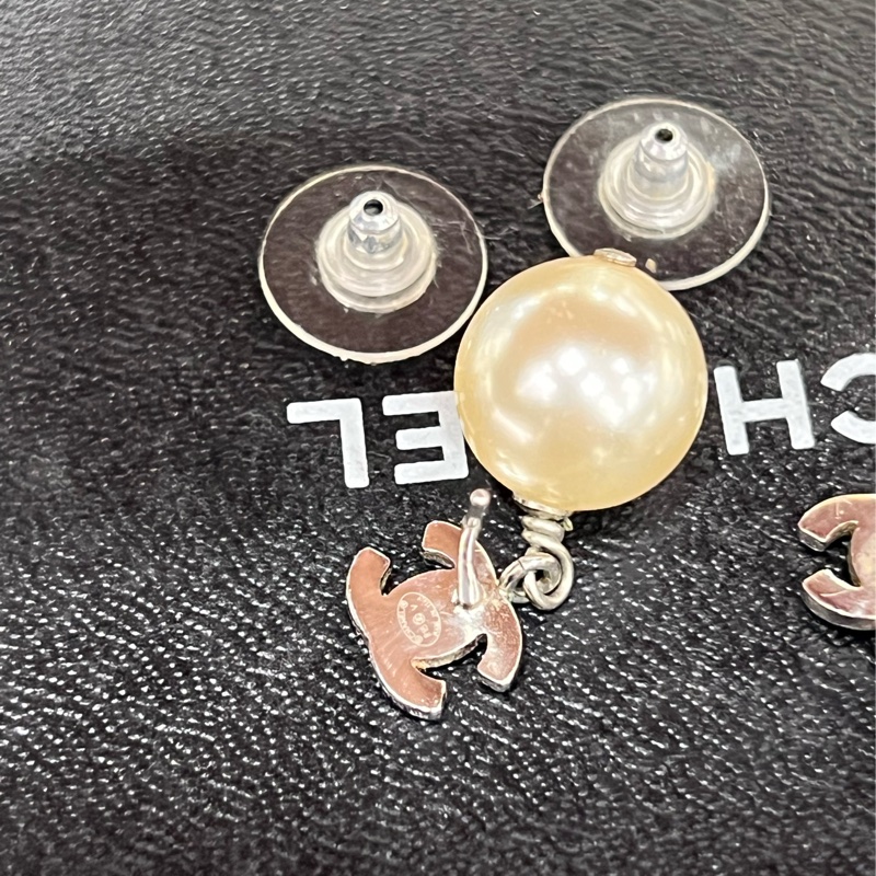 東區正精品㊣CHANEL A36138 香奈兒銀色水鑽雙C LOGO珍珠垂吊耳環 RZ6195-18