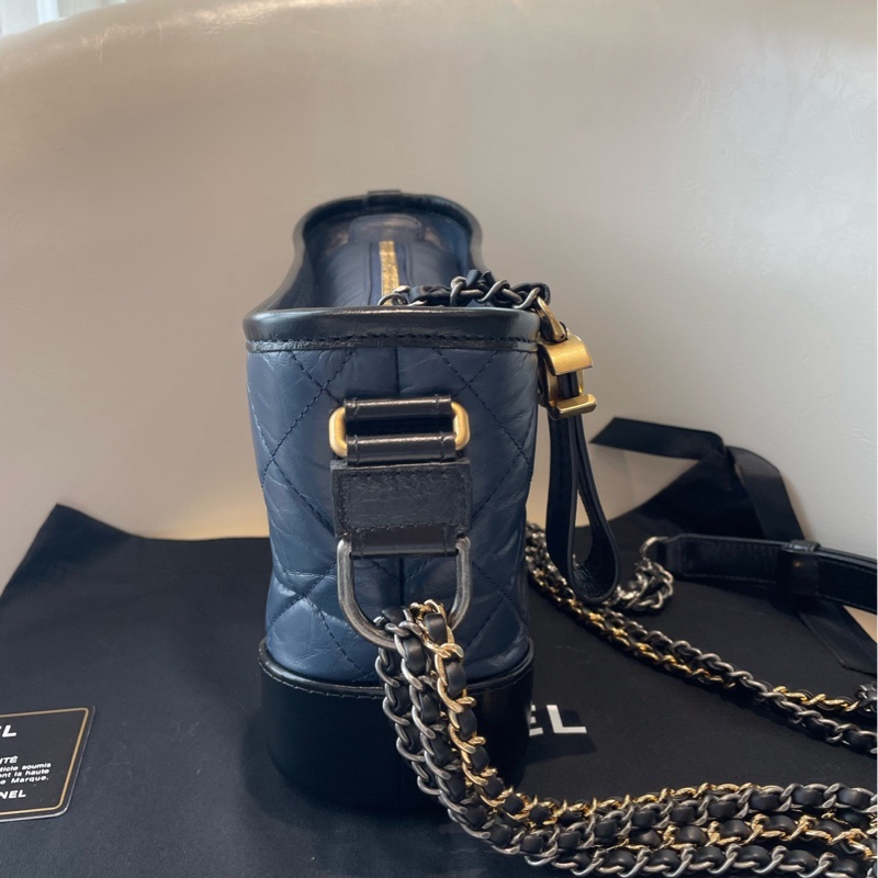 Chanel 香奈兒 Gabrielle 流浪包 藍黑牛皮-1