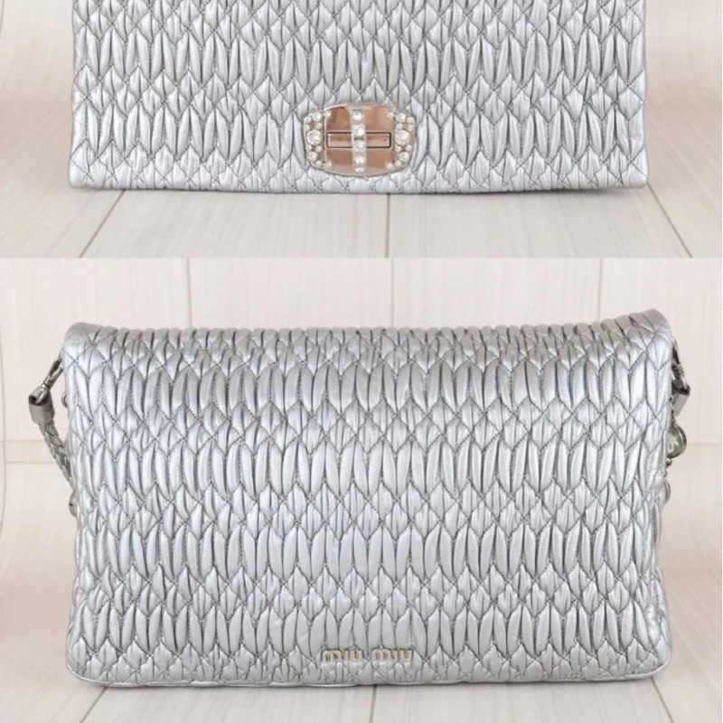 「JL精品代購」98新 Miu miu 銀色 皺摺肩背包-3