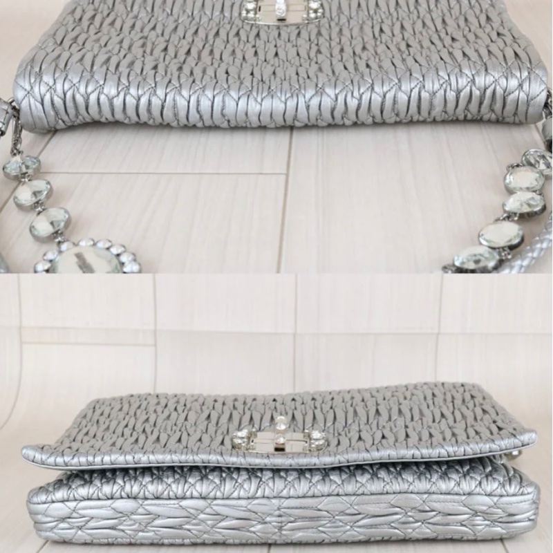 「JL精品代購」98新 Miu miu 銀色 皺摺肩背包-5