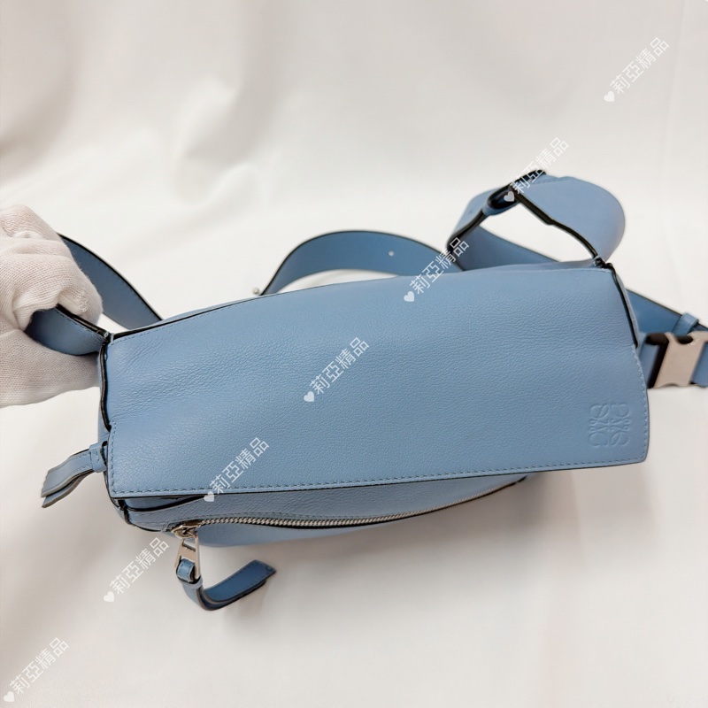 莉亞精品♡ Loewe puzzle bumbag 淺藍胸包 二手美包-3