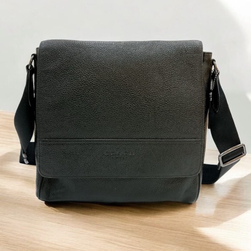 莉亞精品♡Coach 翻蓋斜背包 黑色 二手-0