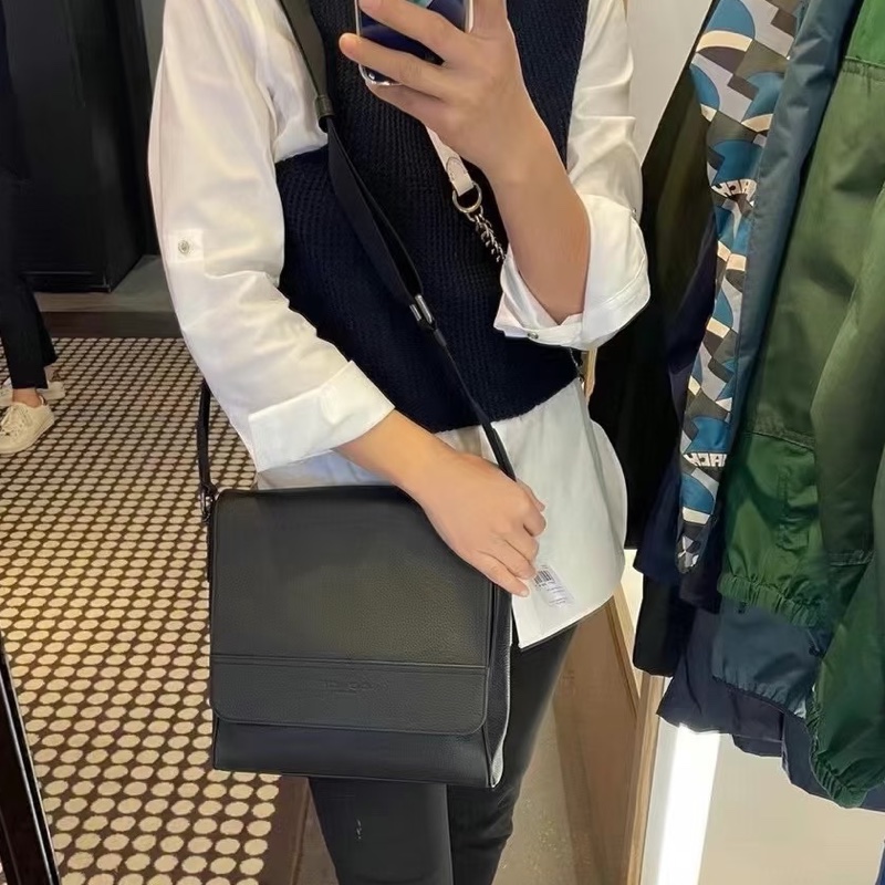 莉亞精品♡Coach 翻蓋斜背包 黑色 二手-1