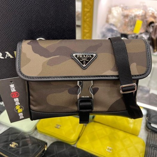 東區正精品㊣PRADA 2ZH108 全新綠色迷彩尼龍銀三角牌釦式迷你翻蓋小手機包肩背包斜背包 RA1644-0
