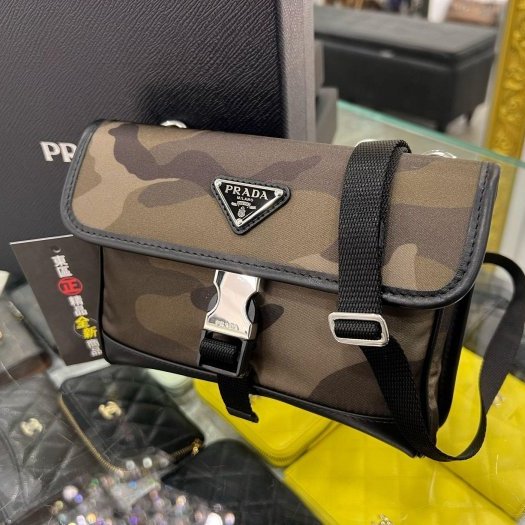 東區正精品㊣PRADA 2ZH108 全新綠色迷彩尼龍銀三角牌釦式迷你翻蓋小手機包肩背包斜背包 RA1644-2