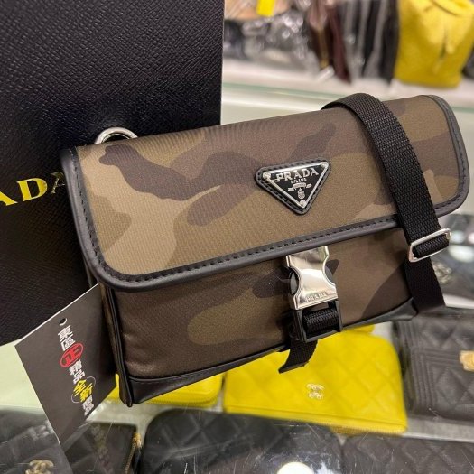東區正精品㊣PRADA 2ZH108 全新綠色迷彩尼龍銀三角牌釦式迷你翻蓋小手機包肩背包斜背包 RA1644-3