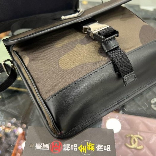 東區正精品㊣PRADA 2ZH108 全新綠色迷彩尼龍銀三角牌釦式迷你翻蓋小手機包肩背包斜背包 RA1644-5