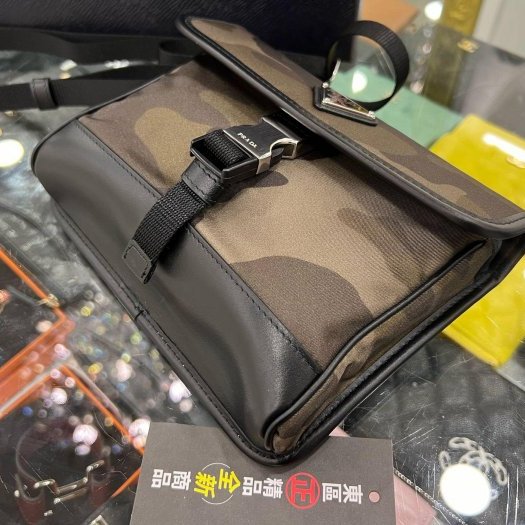 東區正精品㊣PRADA 2ZH108 全新綠色迷彩尼龍銀三角牌釦式迷你翻蓋小手機包肩背包斜背包 RA1644-6