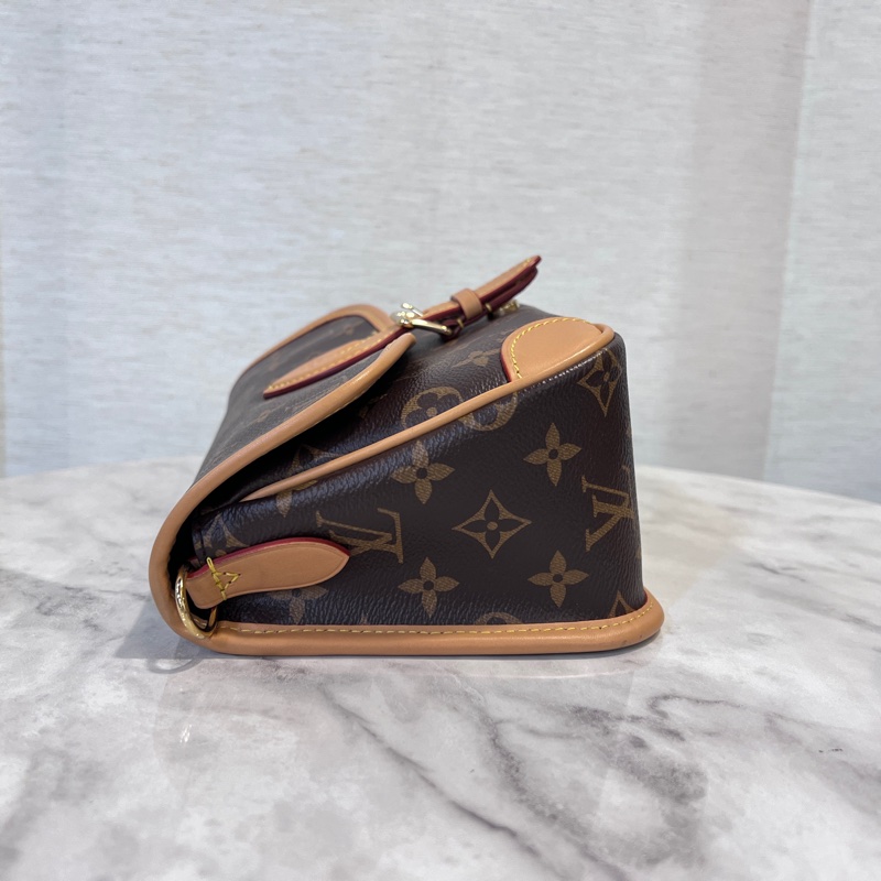 LV 原花Diane金釦手提肩斜背包-5