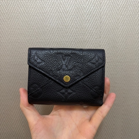 LV 黑牛皮壓紋金釦三折短夾