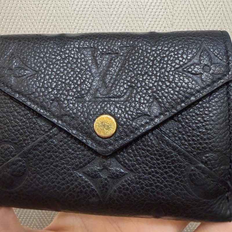 LV 黑牛皮壓紋金釦三折短夾-1