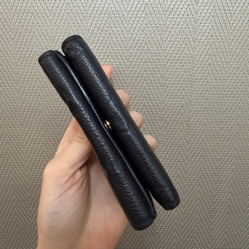 LV 黑牛皮壓紋金釦三折短夾-4